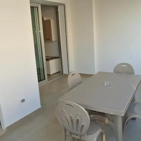 아파트 Coastal Flat With Spacious Terrace