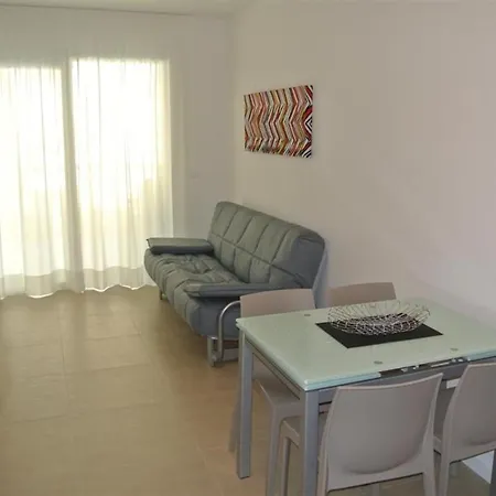 아파트 Coastal Flat With Spacious Terrace *