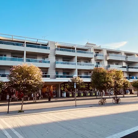 Coastal Flat With Spacious Terrace 아파트 *