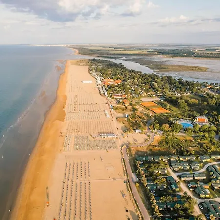 Coastal Flat With Spacious Terrace * 비비오네